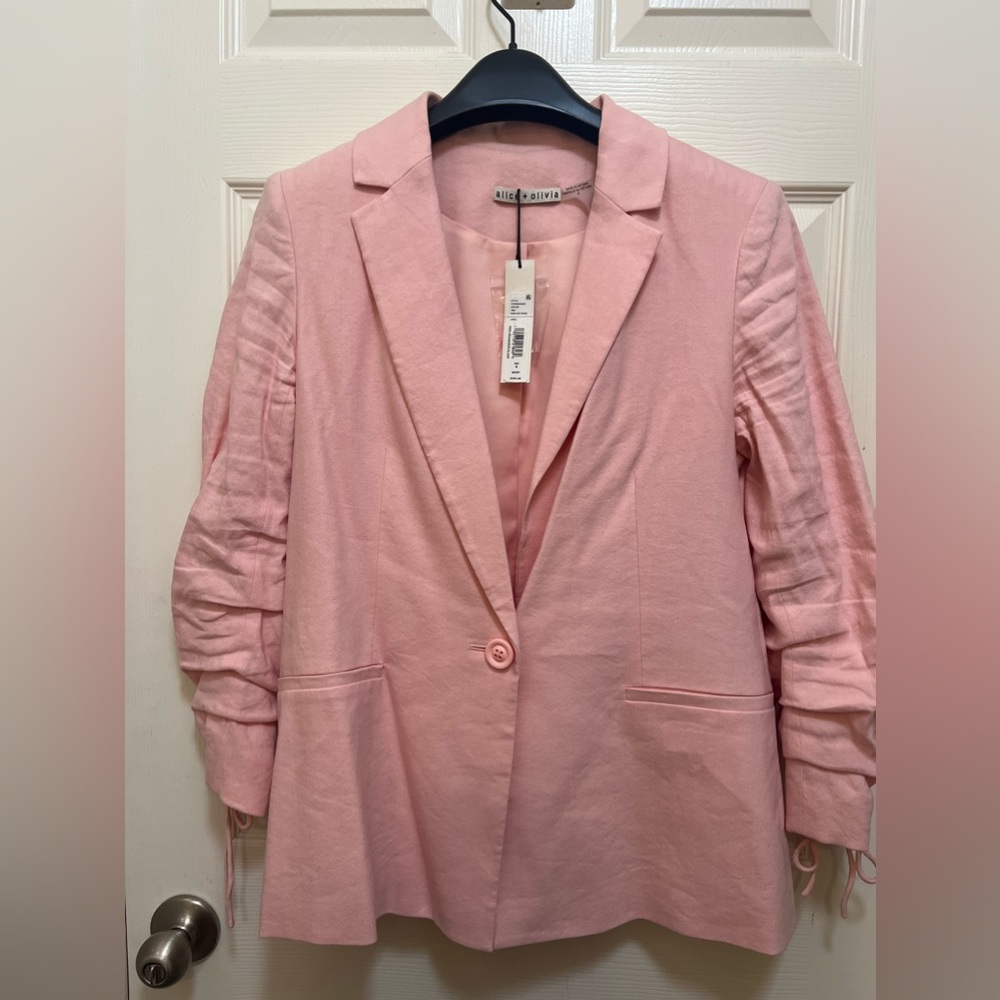 Pink Alice and Olivia blazer new has never been worn